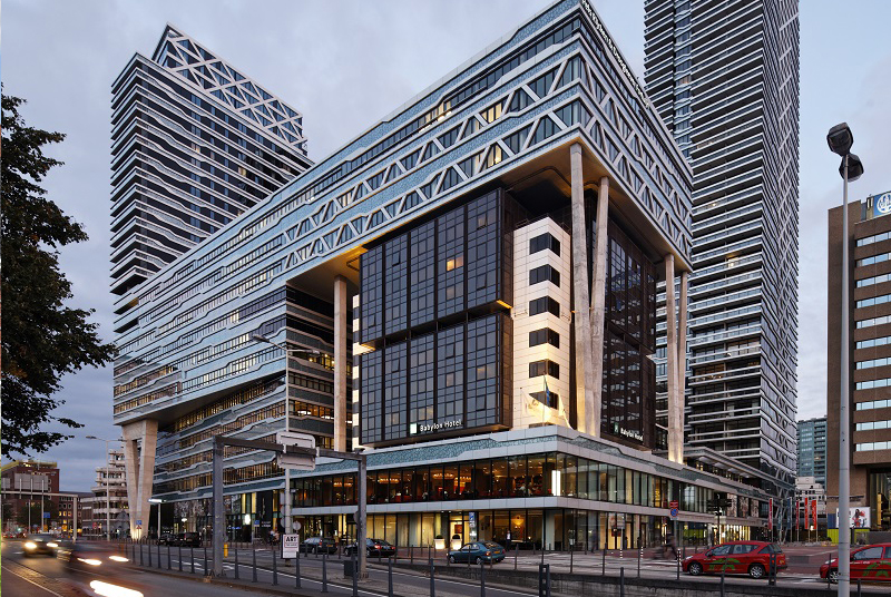 Project groot flatgebouw met winkelcentrum