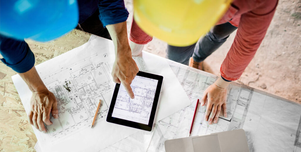 Bouwplannen doornemen met bouwtekeningen